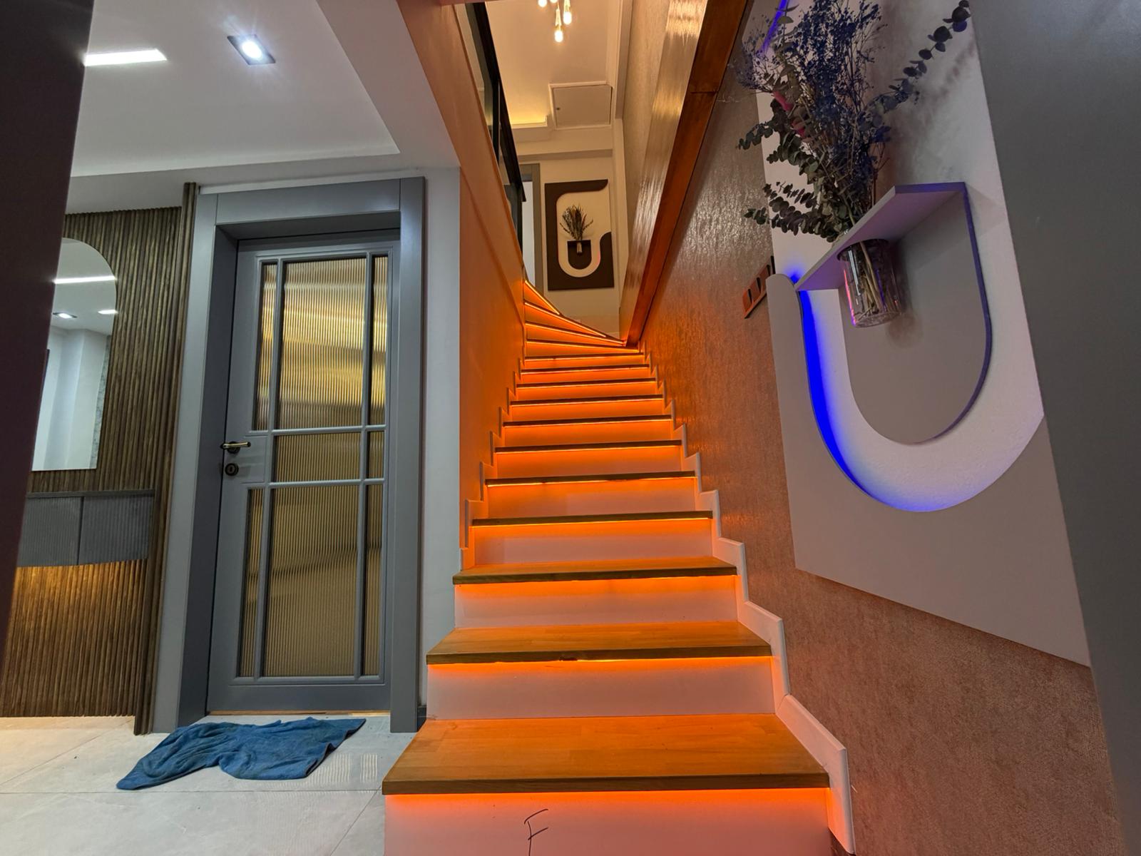ÖMÜRDEN AKÇAYDA DENİZE 50M ZARAFETLE YENİLENMİŞ 3+1 MÜSTAKİL EV görsel 2