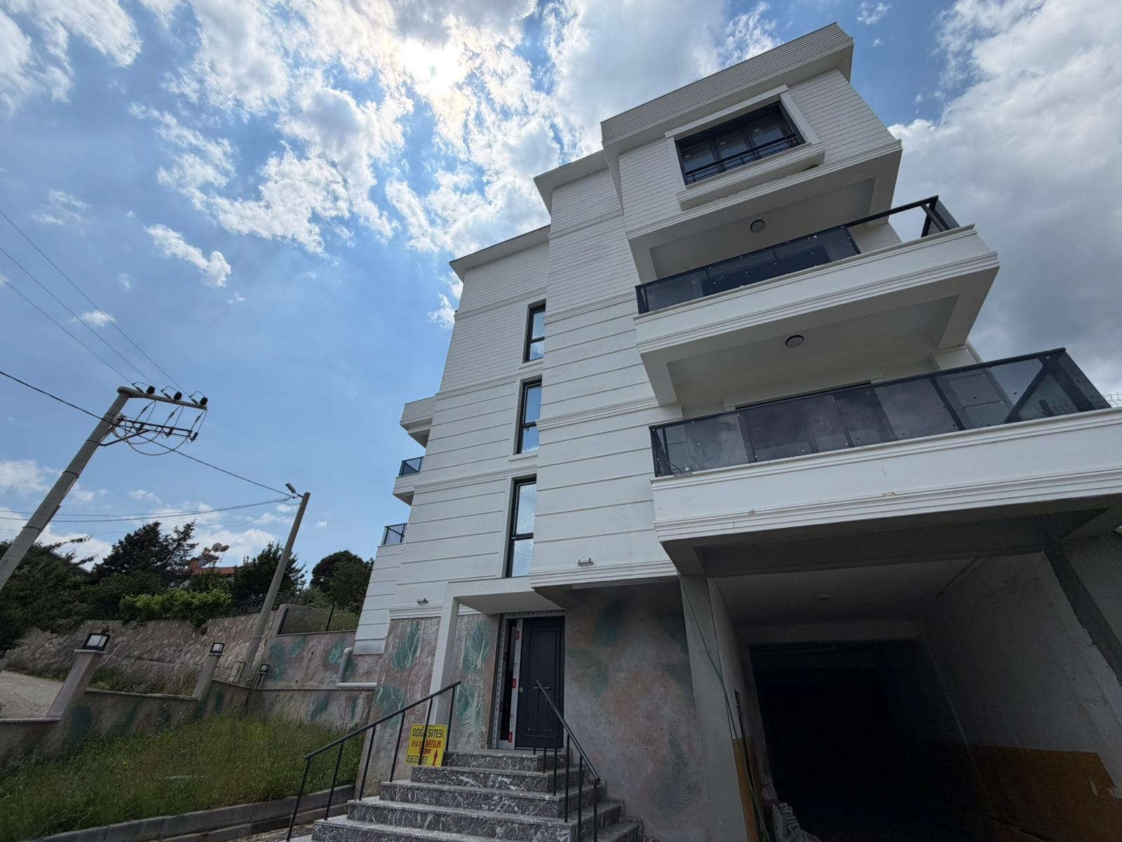 ÖMÜR'DEN KÖRFEZİN GÖZ BEBEGİ ÇAMLIBELDE TERASLI 1+1 DUBLEKS görsel 4