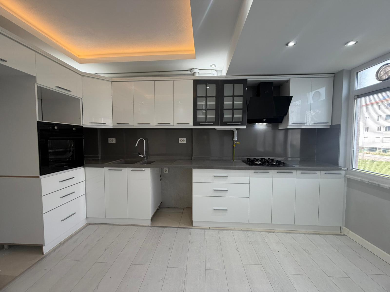 ÖMÜR'DEN HER DETAYIYLA YENİLENMİŞ GENİŞ 3+1 SATILIK DAİRE