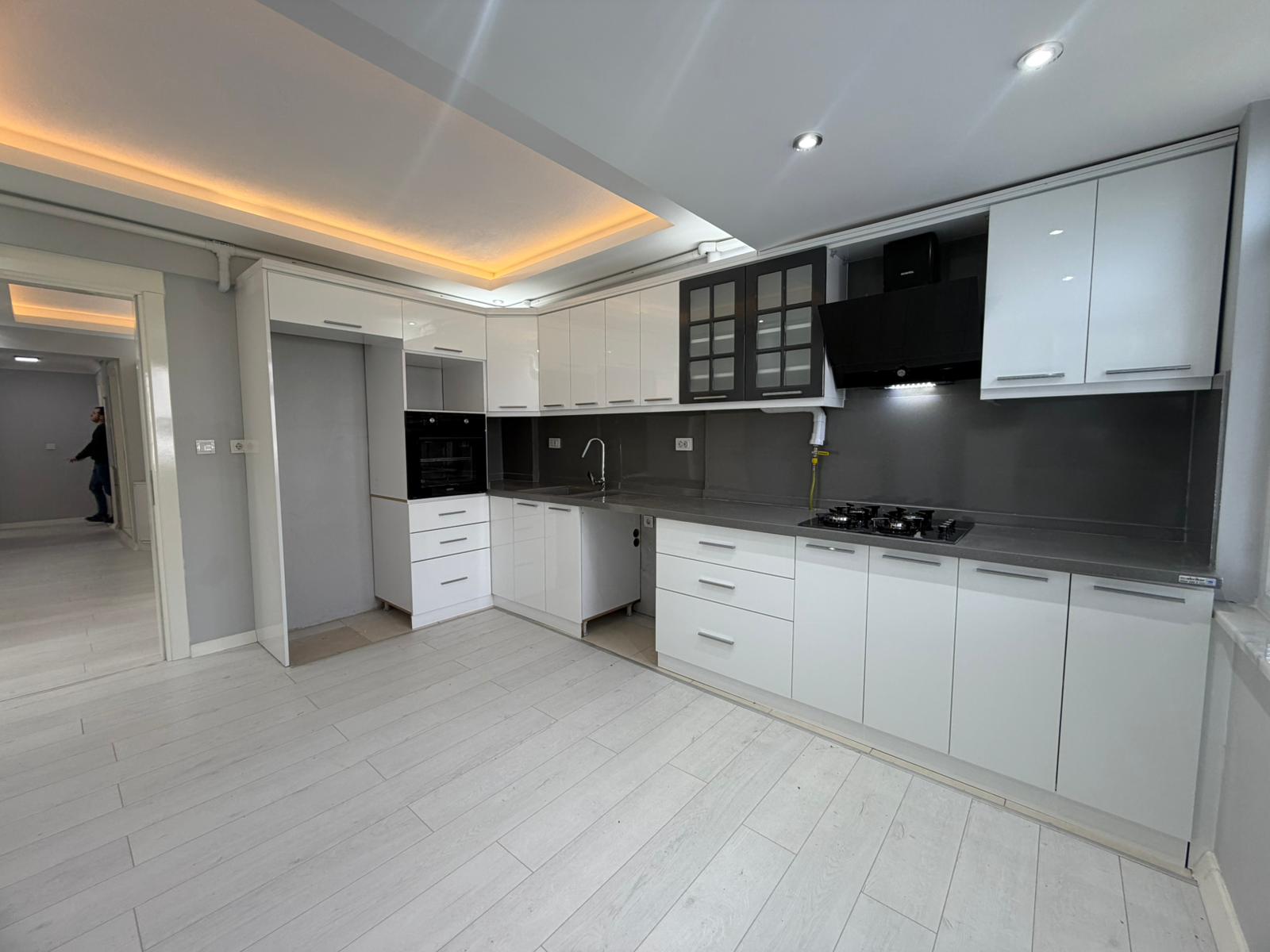 ÖMÜR'DEN HER DETAYIYLA YENİLENMİŞ GENİŞ 3+1 SATILIK DAİRE görsel 26