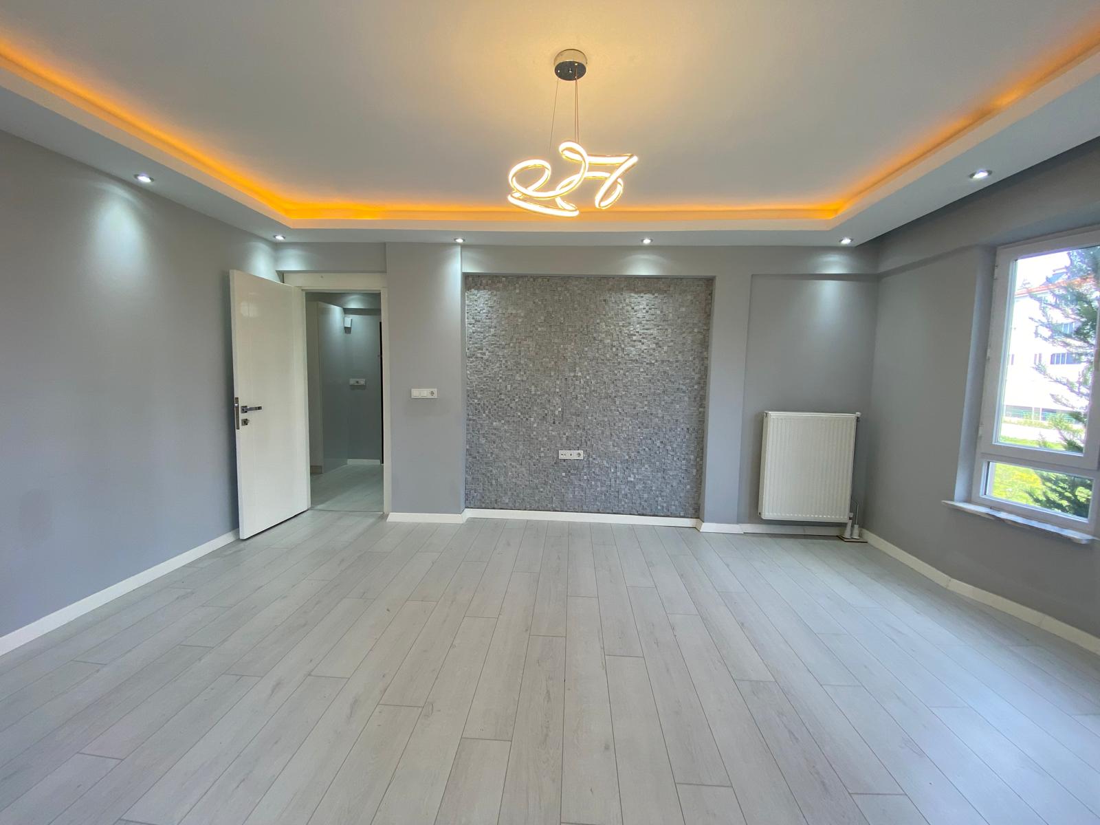 ÖMÜR'DEN HER DETAYIYLA YENİLENMİŞ GENİŞ 3+1 SATILIK DAİRE görsel 4
