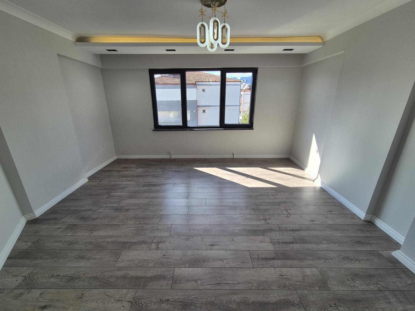 ÖMÜR'DEN AKÇAYDA ÖN CEPHE ARAKAT LÜX YAPILI 2+1 SATILIK DAİRE görsel 6