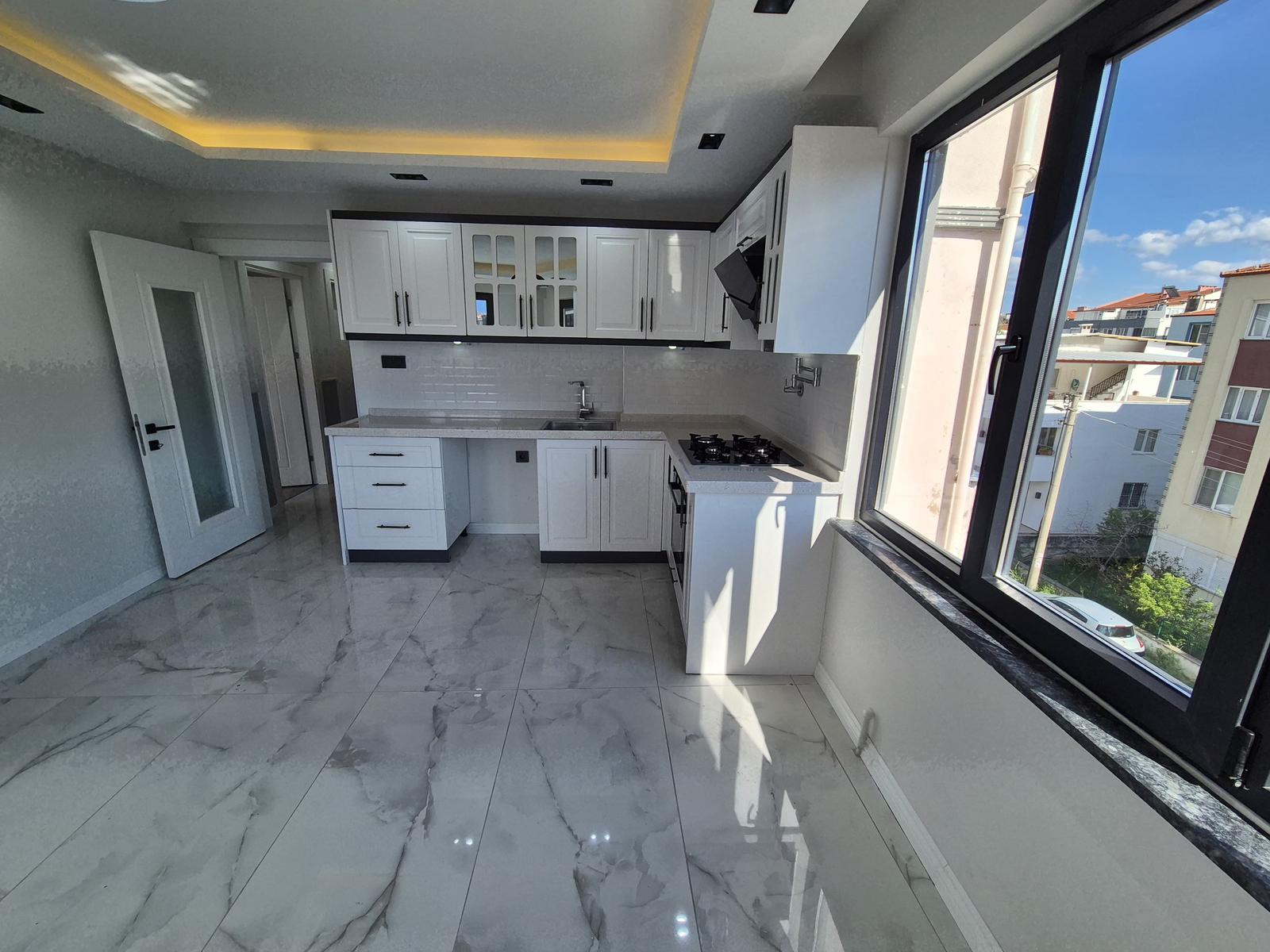 ÖMÜR'DEN AKÇAYDA ÖN CEPHE ARAKAT LÜX YAPILI 2+1 SATILIK DAİRE görsel 2