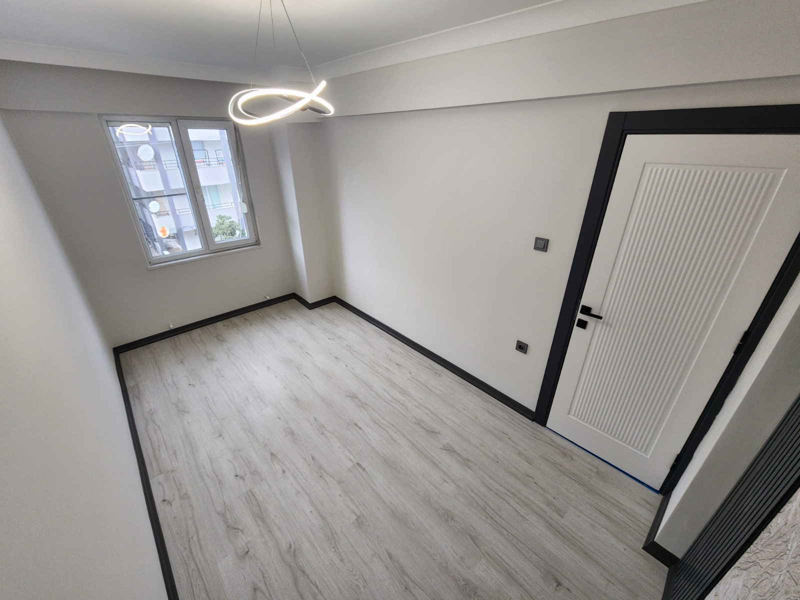 ÖMÜR'DEN AKÇAYDA ÖN CEPHE ARAKAT LÜX YAPILI 2+1 SATILIK DAİRE görsel 3