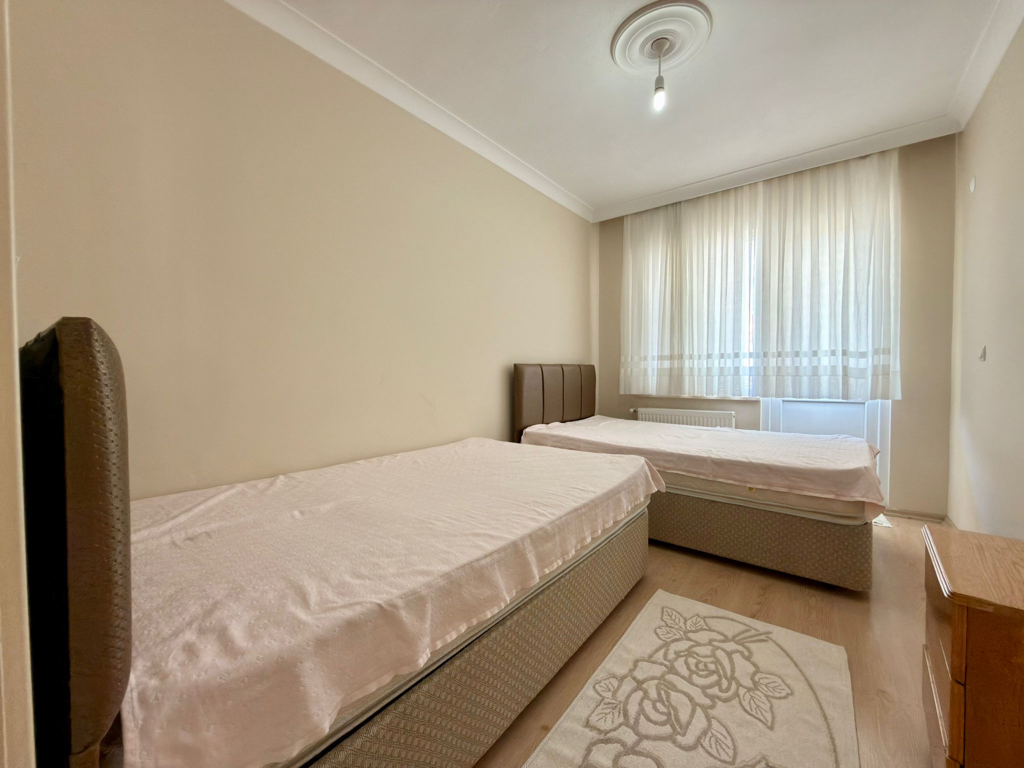 ÖMÜR'DEN AKÇAY ALTINKUMDA ÖN CEPHE AYRI MUTFAK 2+1 SATILIK DAİRE görsel 14