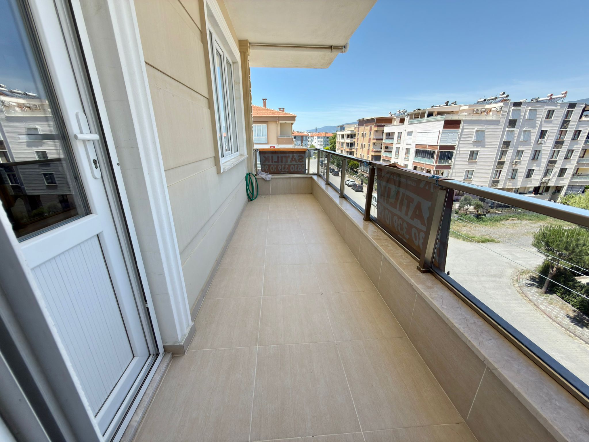 ÖMÜR'DEN AKÇAY ALTINKUMDA ÖN CEPHE AYRI MUTFAK 2+1 SATILIK DAİRE görsel 19